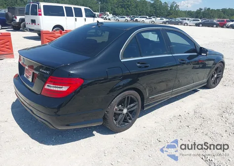 2012 Mercedes-Benz C 300 Sport 4Matic z USA, uszkodzony, nr VIN WDDGF8BB1CR204256